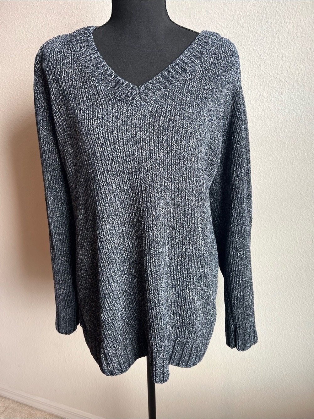 Orvis Charcoal Gray Ribbed Knit V-Neck Sweater Size Large Minimalist Cozy